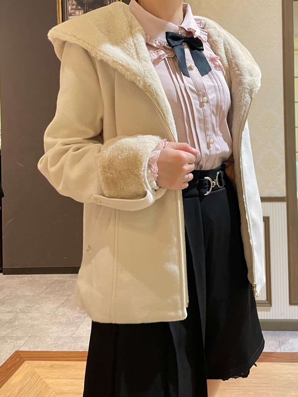 その他のブーツ、ピンク系のシャツ/ブラウス、ベージュ系のダッフルコートを着用したレディースの秋コーディネートの3枚目の写真