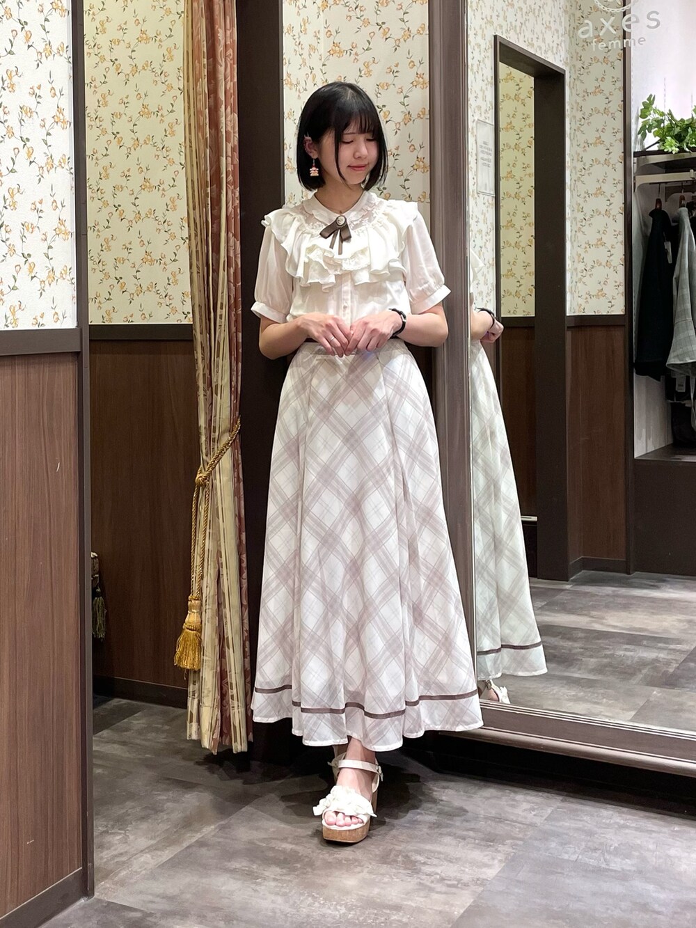 ホワイト系のシャツ/ブラウス、ホワイト系のカーディガン/ボレロ、ホワイト系のスカートを着用したレディースの春コーディネートの3枚目の写真