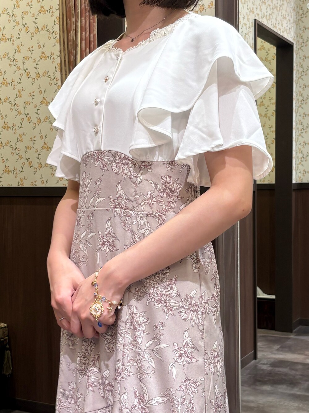 ベージュ系のワンピース、ホワイト系のタンクトップ、ベージュ系のショルダーバッグを着用したレディースの夏コーディネートの6枚目の写真
