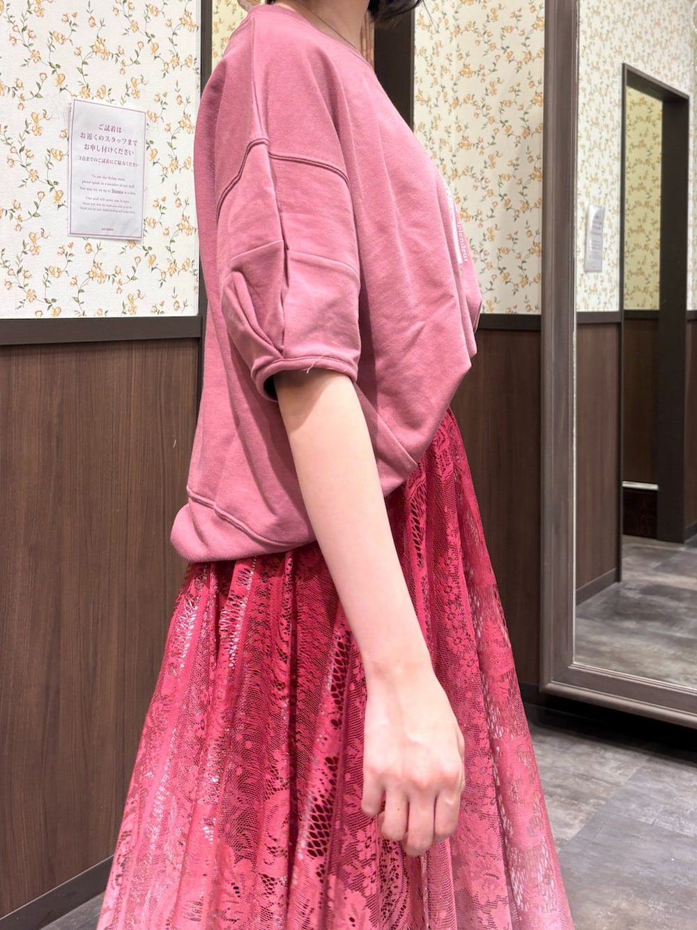 ピンク系のTシャツ/カットソー、レッド系のスカート、ホワイト系のトートバッグを着用したレディースの春コーディネートの5枚目の写真