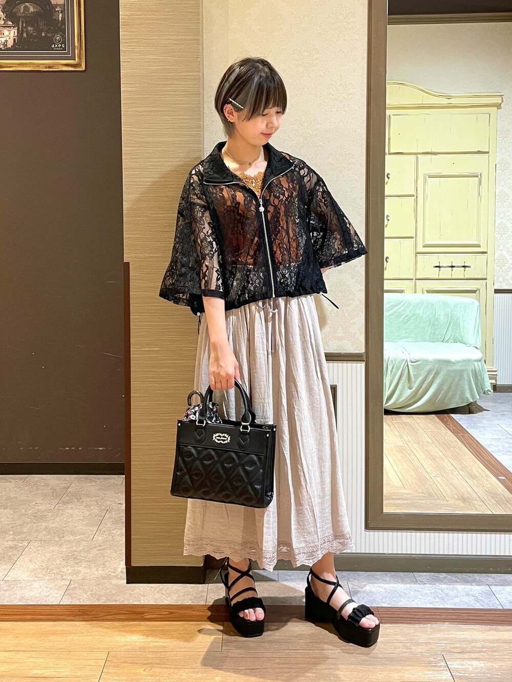 ブラック系のショルダーバッグ、ベージュ系のその他パンツ、ブラック系のサンダルを着用したレディースの夏コーディネートの3枚目の写真