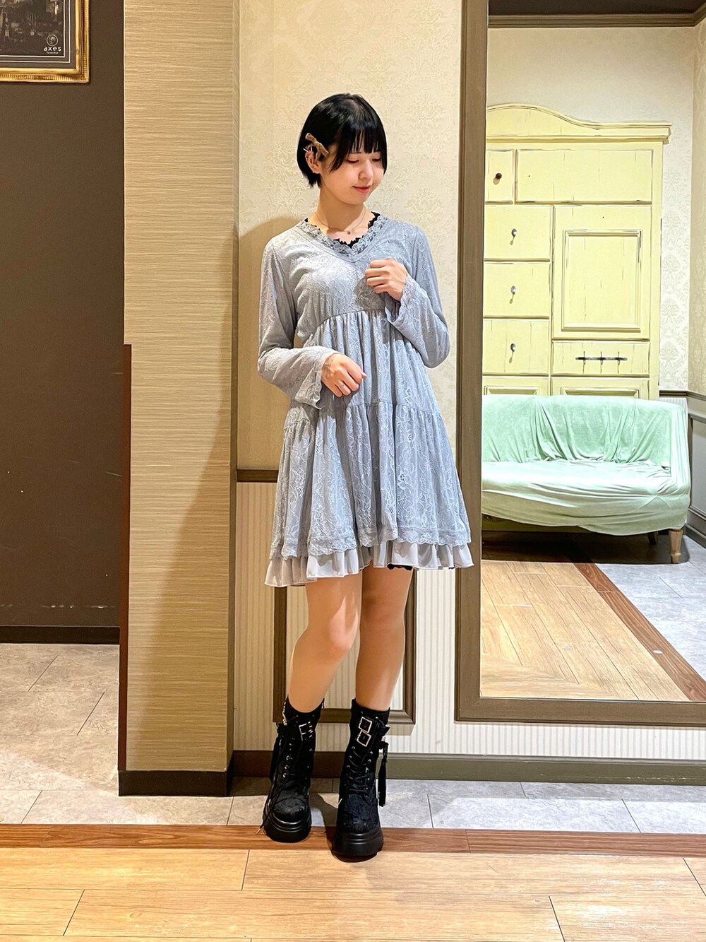 「axes femme、ワンピース、レイヤードスタイル、コート」|「axes femme POETIQUEのハーネスベルト付レースワンピース(ワンピース、グレー系)」を使った、白あんさん(レディース・161cm)の秋コーディネートの8枚目の写真
