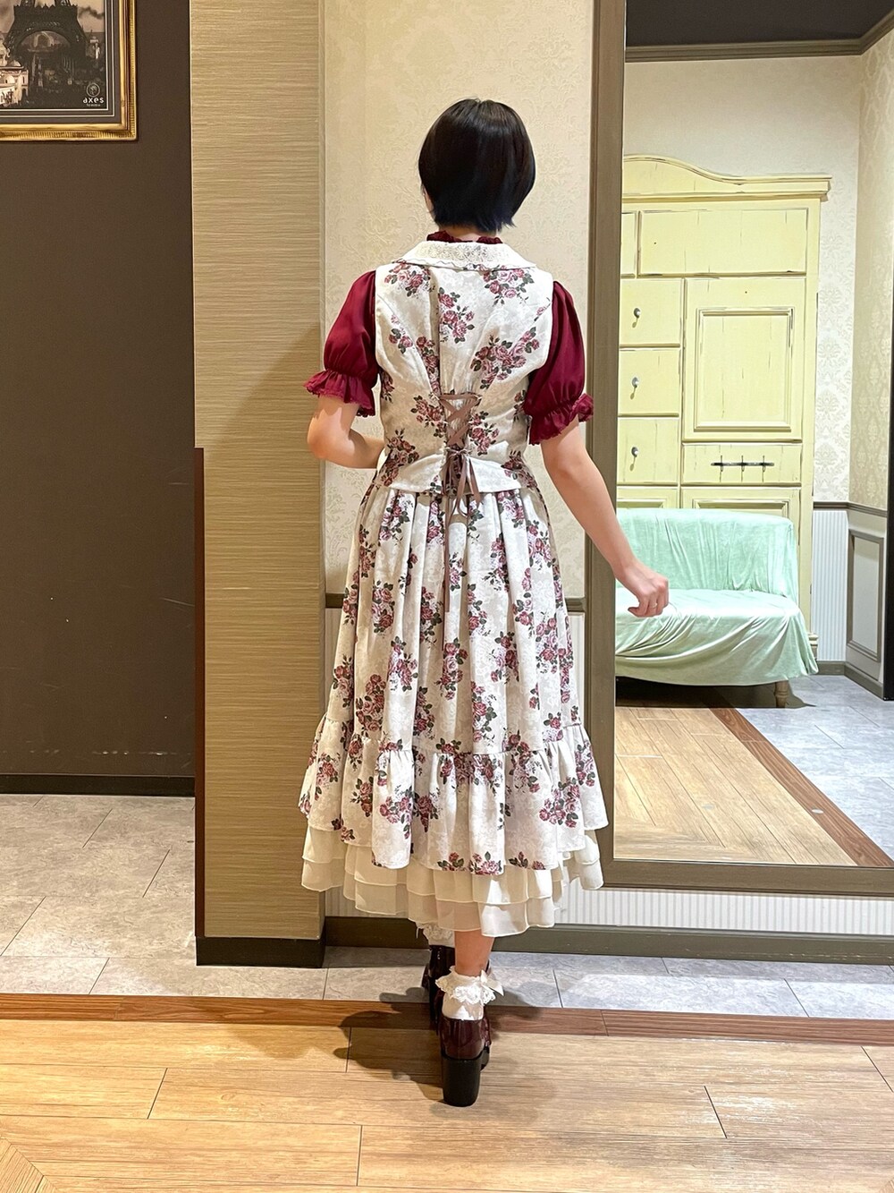 ホワイト系のタンクトップ、レッド系のシャツ/ブラウス、ホワイト系のベストを着用したレディースの夏コーディネートの6枚目の写真