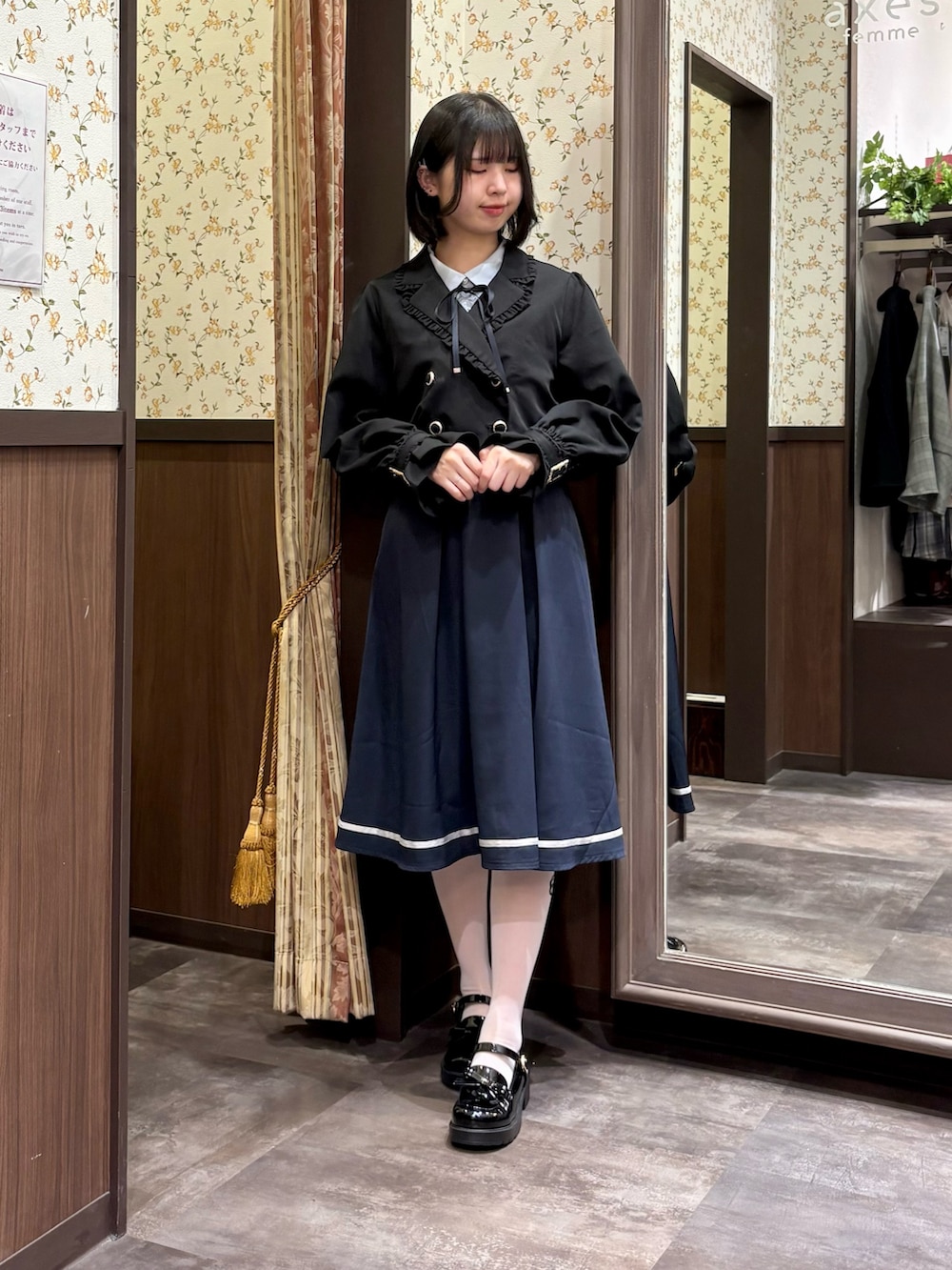 ブラック系のローファー、ブルー系のワンピース、ブルー系のタンクトップを着用したレディースの春コーディネートの8枚目の写真