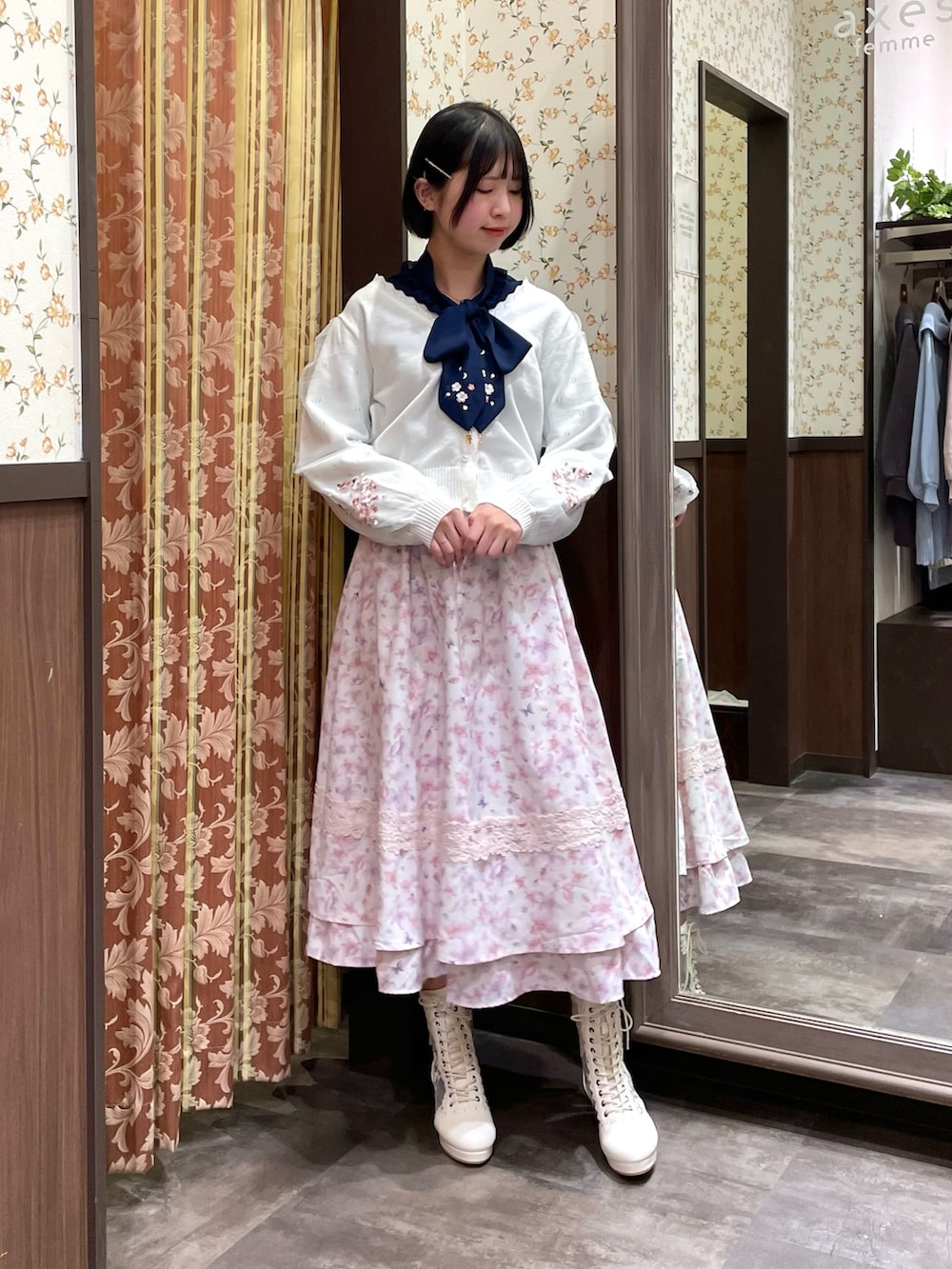 ホワイト系のスカート、ブルー系のシャツ/ブラウス、ホワイト系のカーディガン/ボレロを着用したレディースの冬コーディネートの2枚目の写真