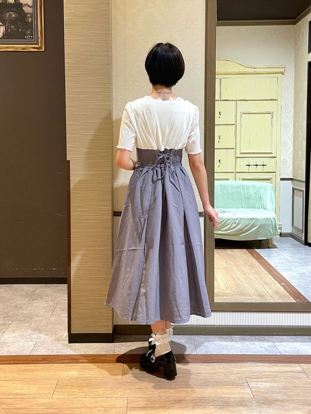 ホワイト系のタンクトップ、ホワイト系のショルダーバッグ、パープル系のワンピースを着用したレディースの夏コーディネートの5枚目の写真