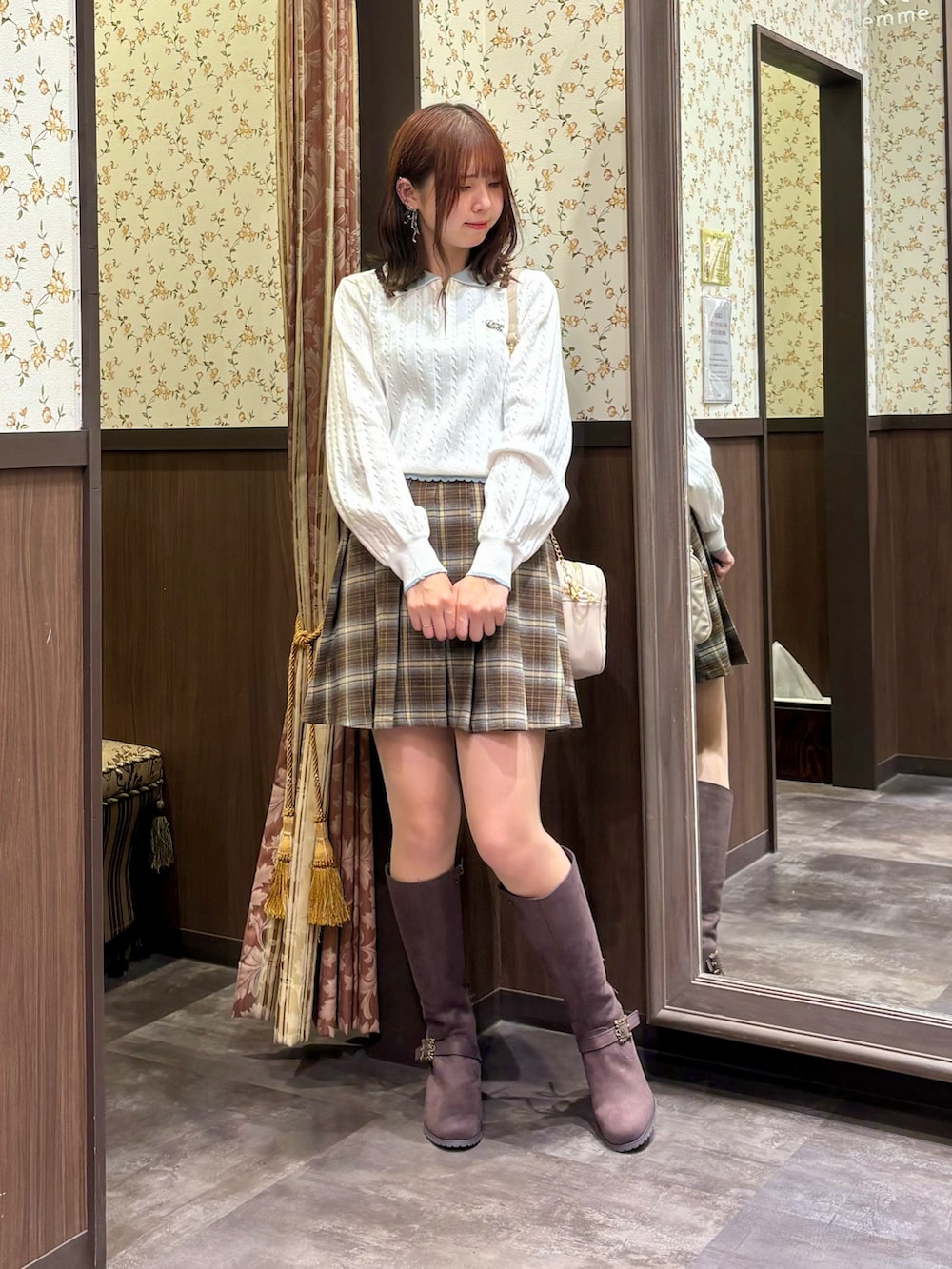 ホワイト系のニット/セーター、イエロー系のダッフルコート、ブラウン系のブーツを着用したレディースの秋コーディネートの9枚目の写真