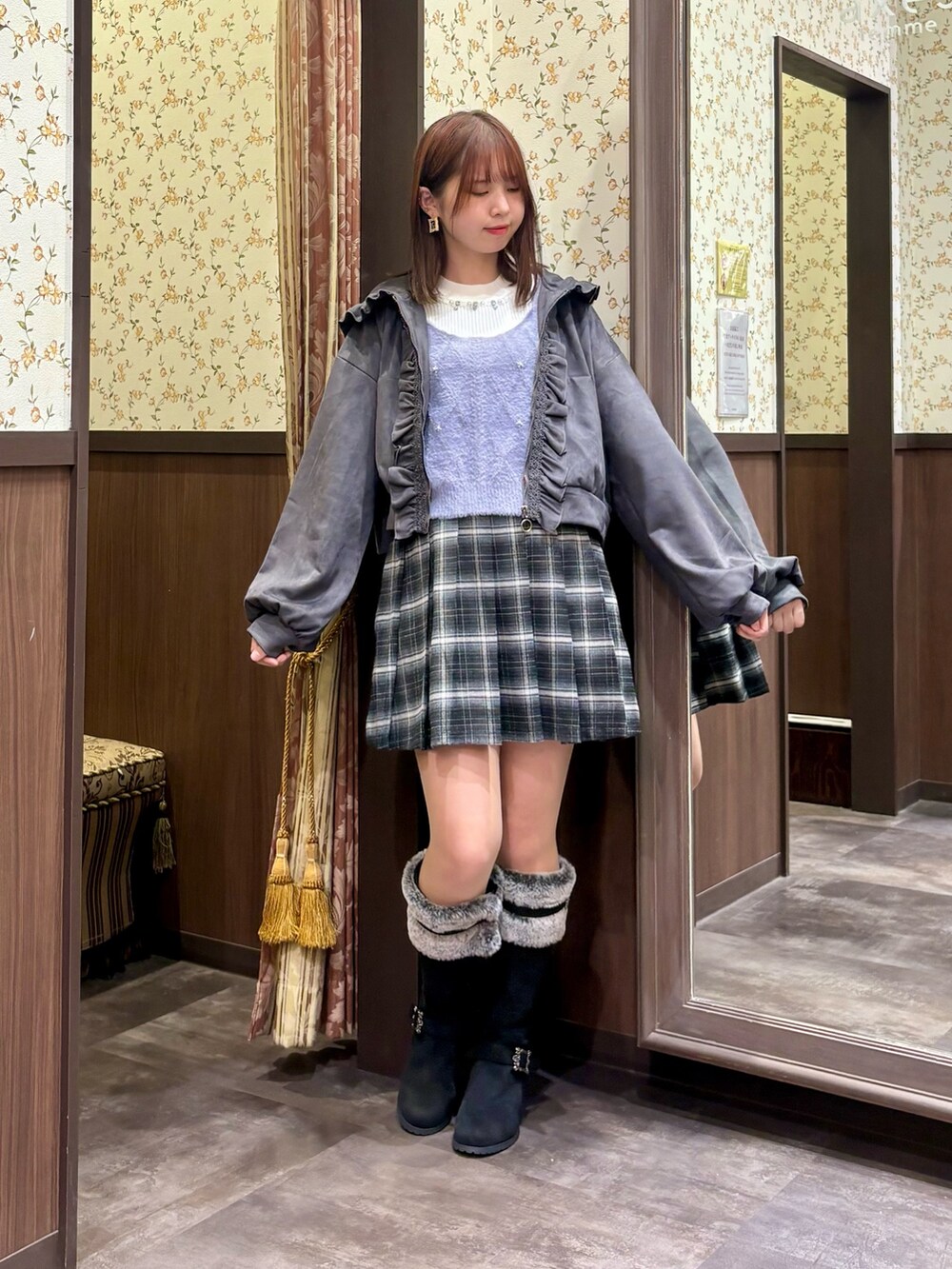 グレー系のパーカー、ホワイト系のニット/セーター、グレー系のニット/セーターを着用したレディースの秋コーディネートの2枚目の写真