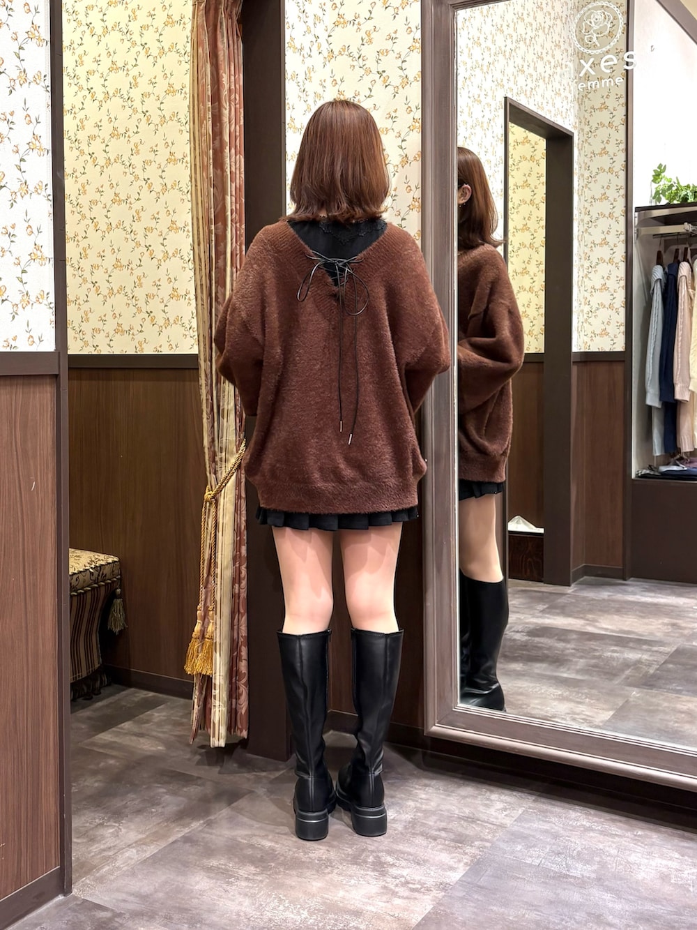 ブラック系のその他パンツ、ブラック系のタンクトップ、ブラウン系のニット/セーターを着用したレディースの冬コーディネートの5枚目の写真