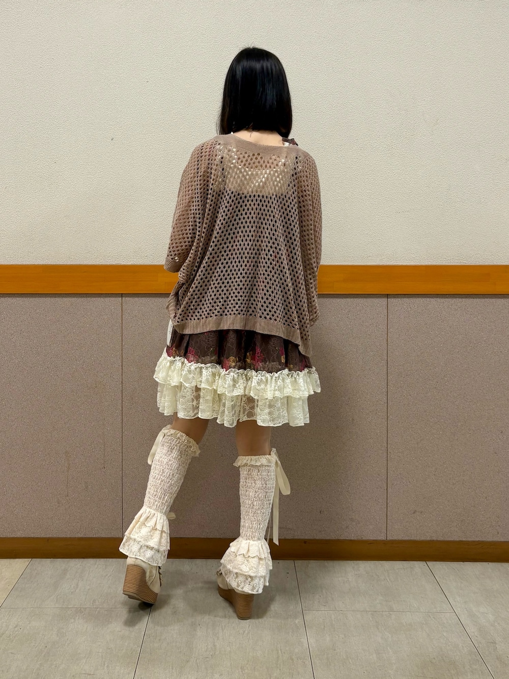 ホワイト系のタンクトップ、ブラウン系のカーディガン/ボレロ、ブラウン系のチュニックを着用したレディースの夏コーディネートの6枚目の写真