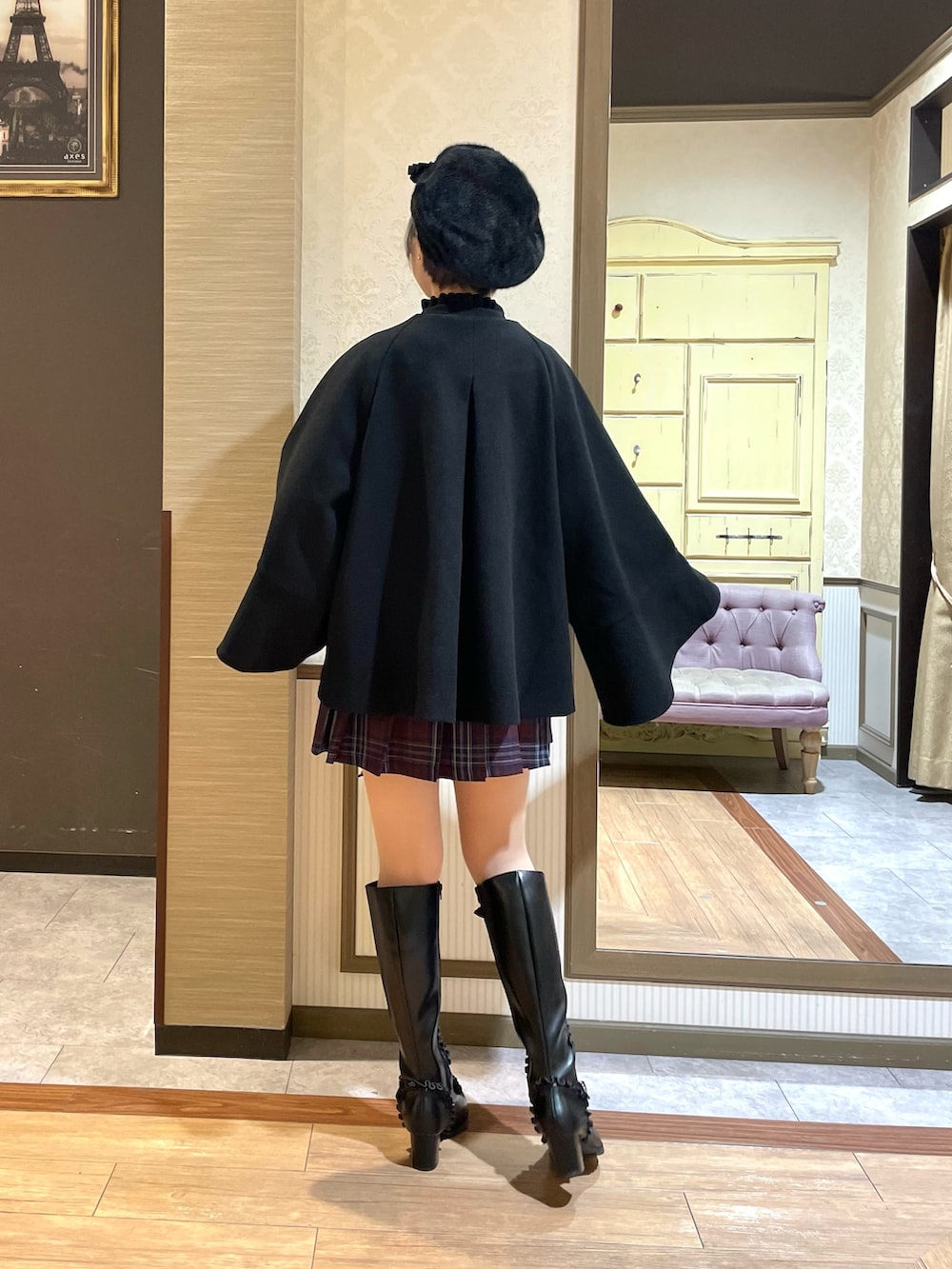 レッド系のその他パンツ、ブラック系のピーコート、ブラック系のニット/セーターを着用したレディースの秋コーディネートの5枚目の写真