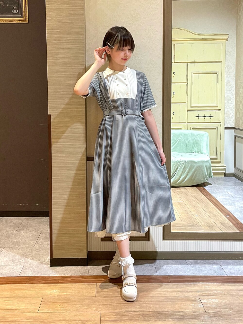 ホワイト系のタンクトップ、ホワイト系のローファー、ブラウン系のショルダーバッグを着用したレディースの夏コーディネートの7枚目の写真