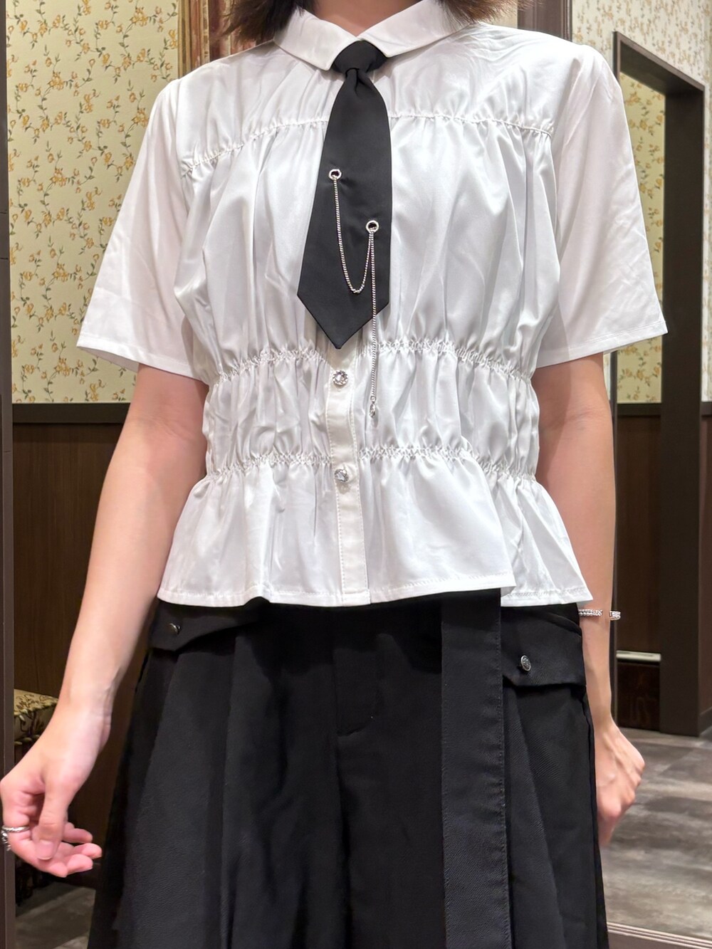 ブラック系のタンクトップ、ホワイト系のシャツ/ブラウス、ブラック系のデニムパンツを着用したレディースの夏コーディネートの6枚目の写真