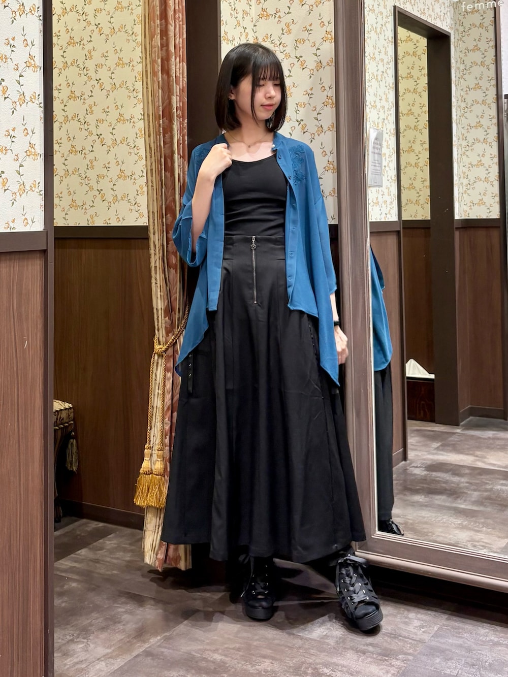 「axes femme、シャツスタイル、夏、大人コーデ、今日のコーデ、モード、カップ付きインナー、キャミソール、リュック、ブーサン、大人カジュアル」｜「axes femmeのエンブロイダリーシャツ（シャツ/ブラウス、ブルー系）」を使った、白あんさん（レディース・161cm）の夏コーディネートの7枚目の写真