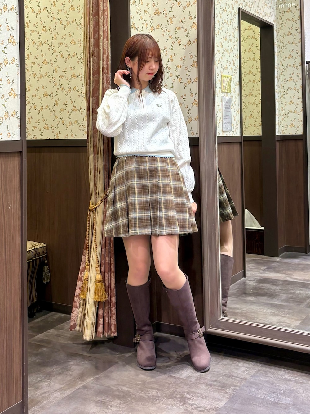 ホワイト系のニット/セーター、イエロー系のダッフルコート、ブラウン系のブーツを着用したレディースの秋コーディネートの8枚目の写真