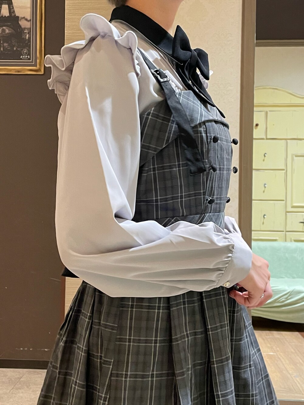 ブラック系のショルダーバッグ、グレー系のシャツ/ブラウス、ホワイト系のタンクトップを着用したレディースの秋コーディネートの7枚目の写真