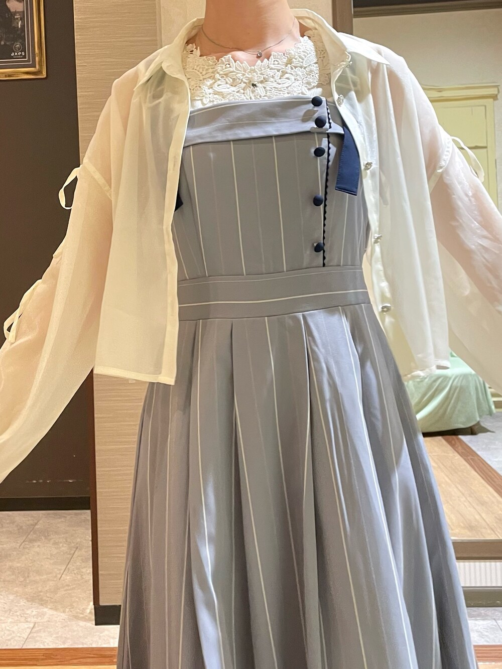 ブラック系のブーツ、ホワイト系のシャツ/ブラウス、ホワイト系のタンクトップを着用したレディースの夏コーディネートの6枚目の写真