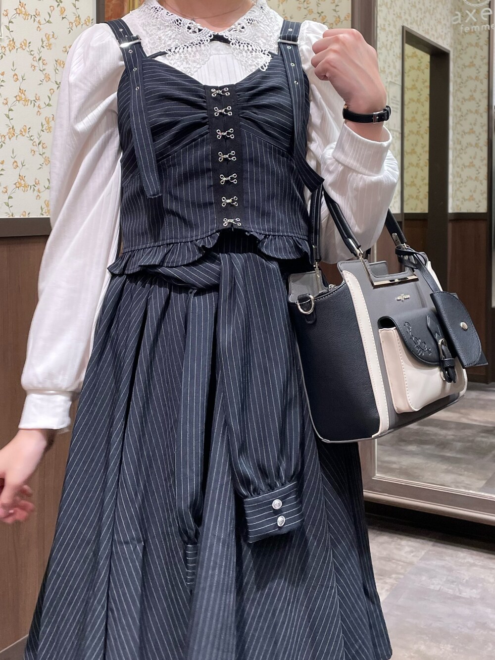 「axes femme、春色、ジャケット、ビスチェ、大人カジュアル、春服コーデ、大人カジュアルコーデ、デニムジャケット、セットアップ、セットアップスタイル、カジュアルコーデ、カジュアル」|「axes femmeのレース襟ビスチェ切替プルオーバー(Tシャツ/カットソー、ホワイト系)」を使った、白あんさん(レディース・161cm)の春コーディネートの6枚目の写真