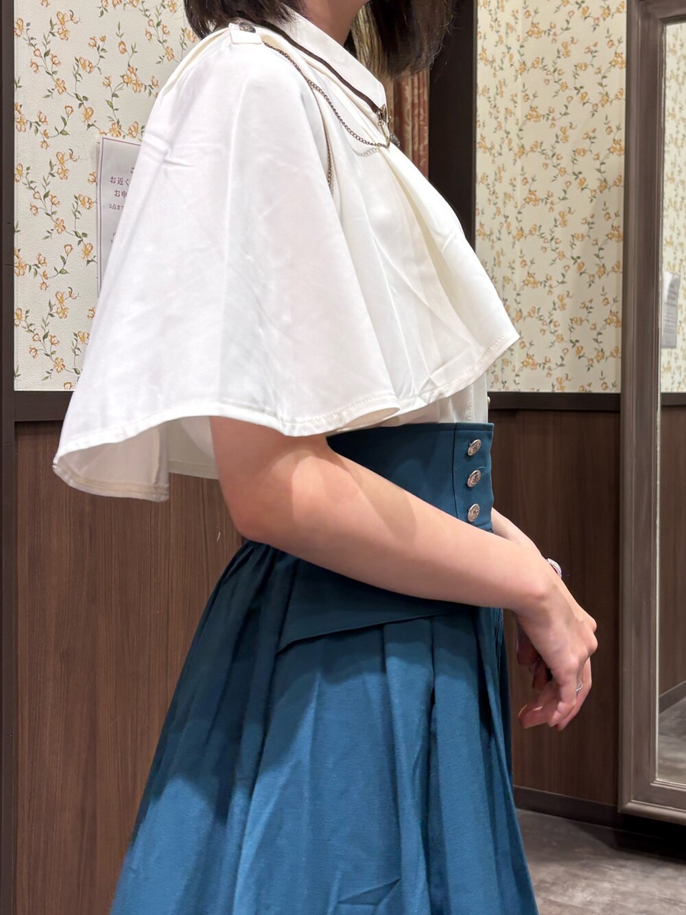 ブルー系のスカート、ホワイト系のタンクトップ、ホワイト系のシャツ/ブラウスを着用したレディースの夏コーディネートの6枚目の写真