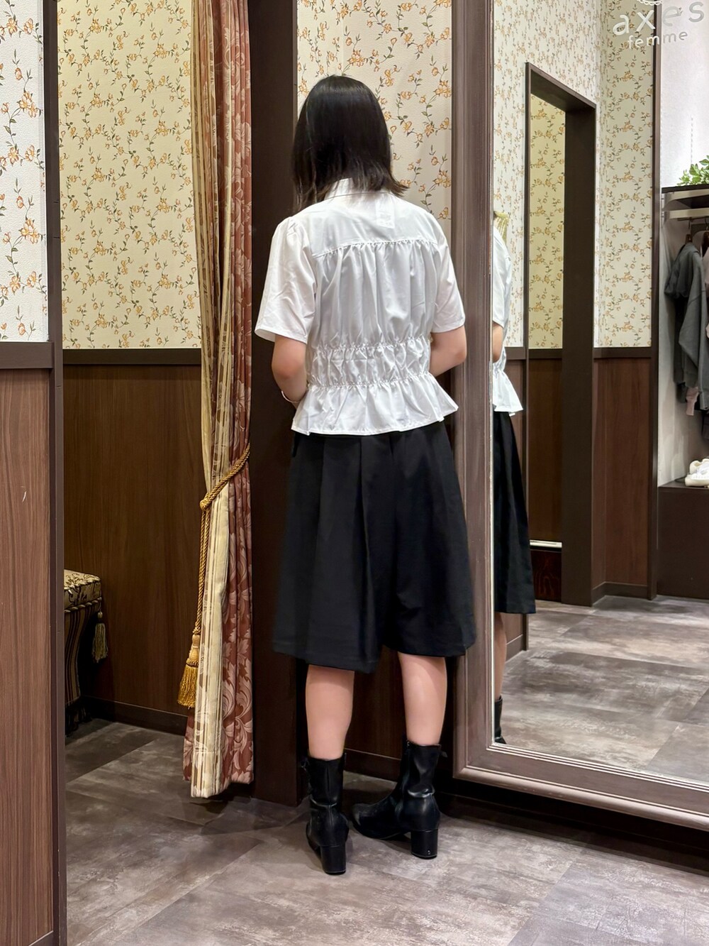 ブラック系のタンクトップ、ホワイト系のシャツ/ブラウス、ブラック系のデニムパンツを着用したレディースの夏コーディネートの5枚目の写真