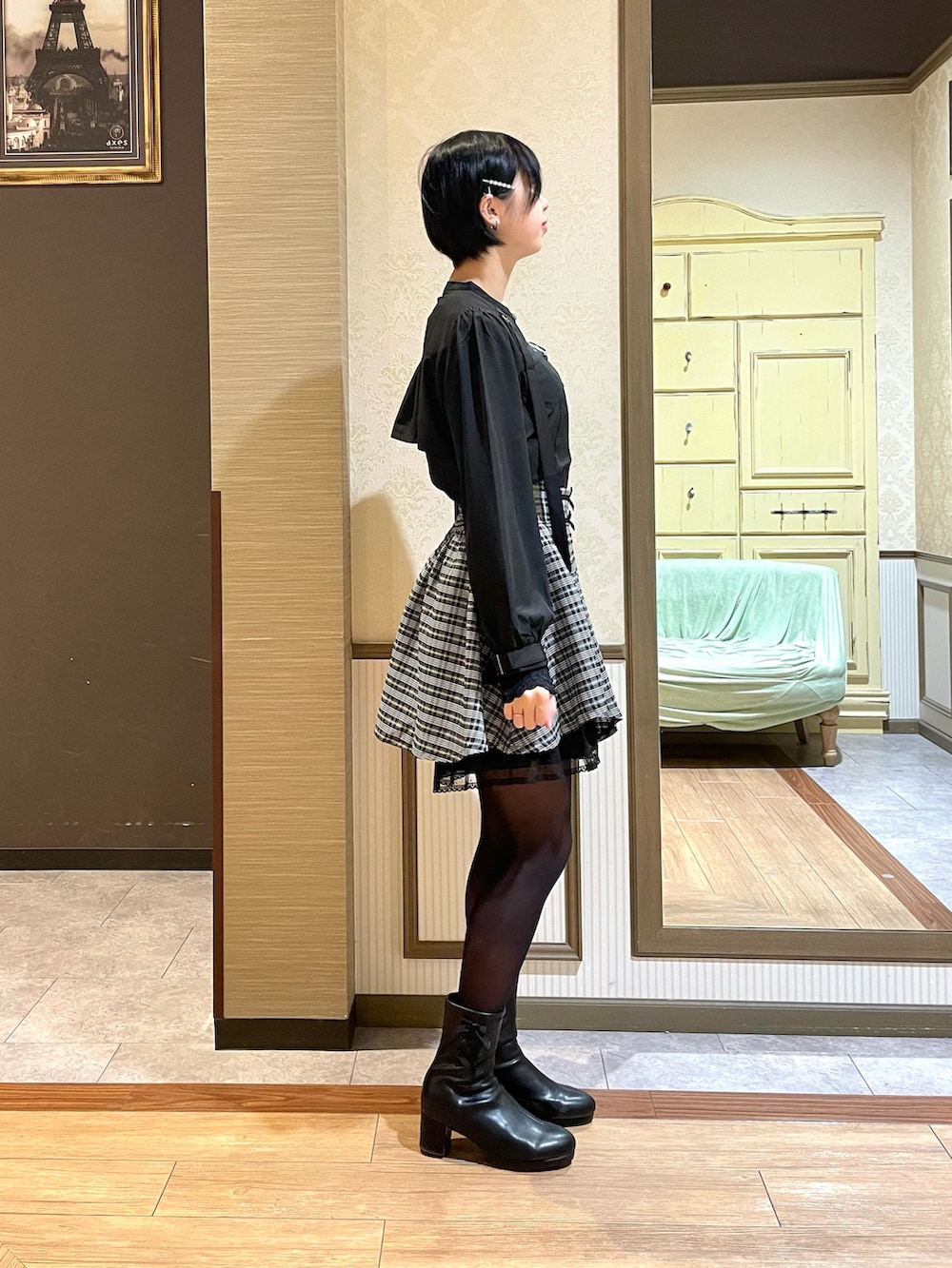 ブラック系のその他パンツ、ブラック系のブーツ、ブラック系のブルゾンを着用したレディースの秋コーディネートの2枚目の写真