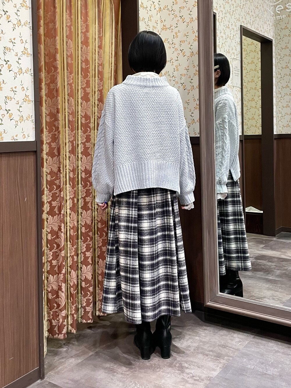 ホワイト系のダッフルコート、ブルー系のニット/セーター、パープル系のスカートを着用したレディースの冬コーディネートの4枚目の写真