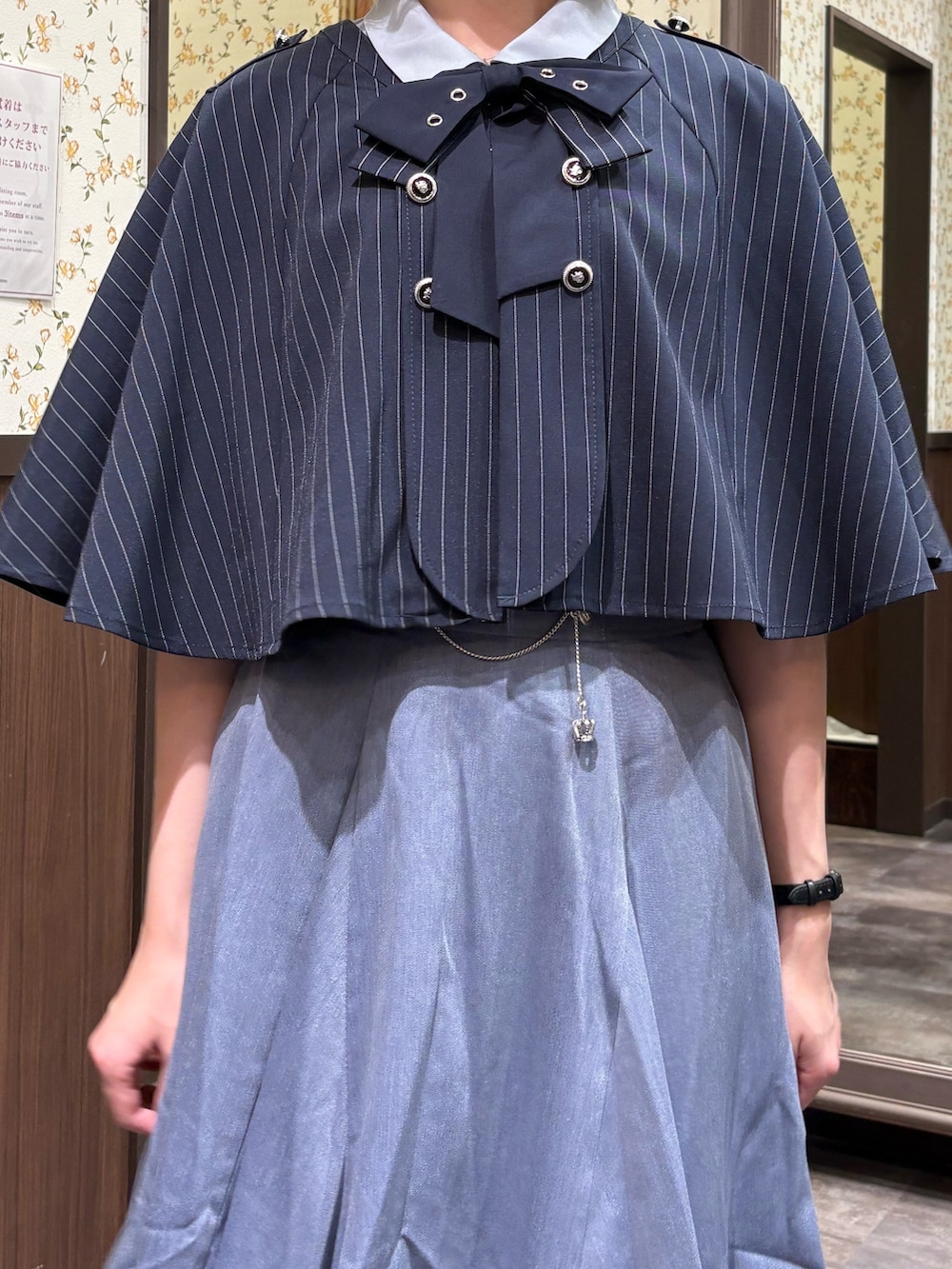 ブルー系のタンクトップ、ブルー系のシャツ/ブラウス、ブラウン系のローファーを着用したレディースの春コーディネートの5枚目の写真