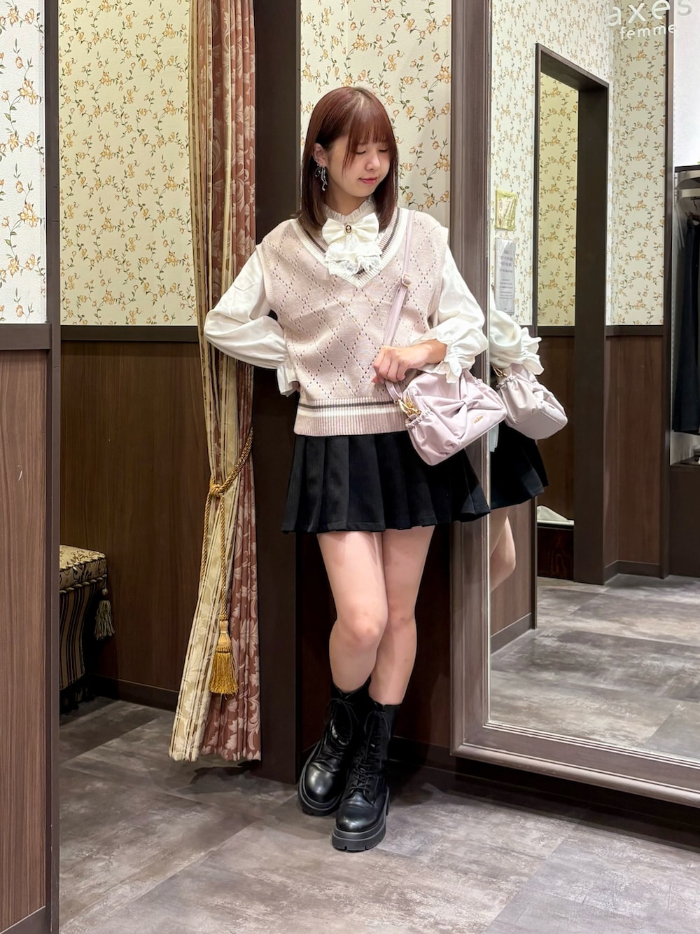 ホワイト系のシャツ/ブラウス、ブラック系のブルゾン、ブラック系のその他パンツを着用したレディースの秋コーディネートの7枚目の写真