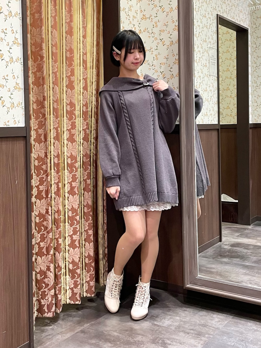 ホワイト系のその他アウター、グレー系のチュニック、ホワイト系のブーツを着用したレディースの冬コーディネートの5枚目の写真