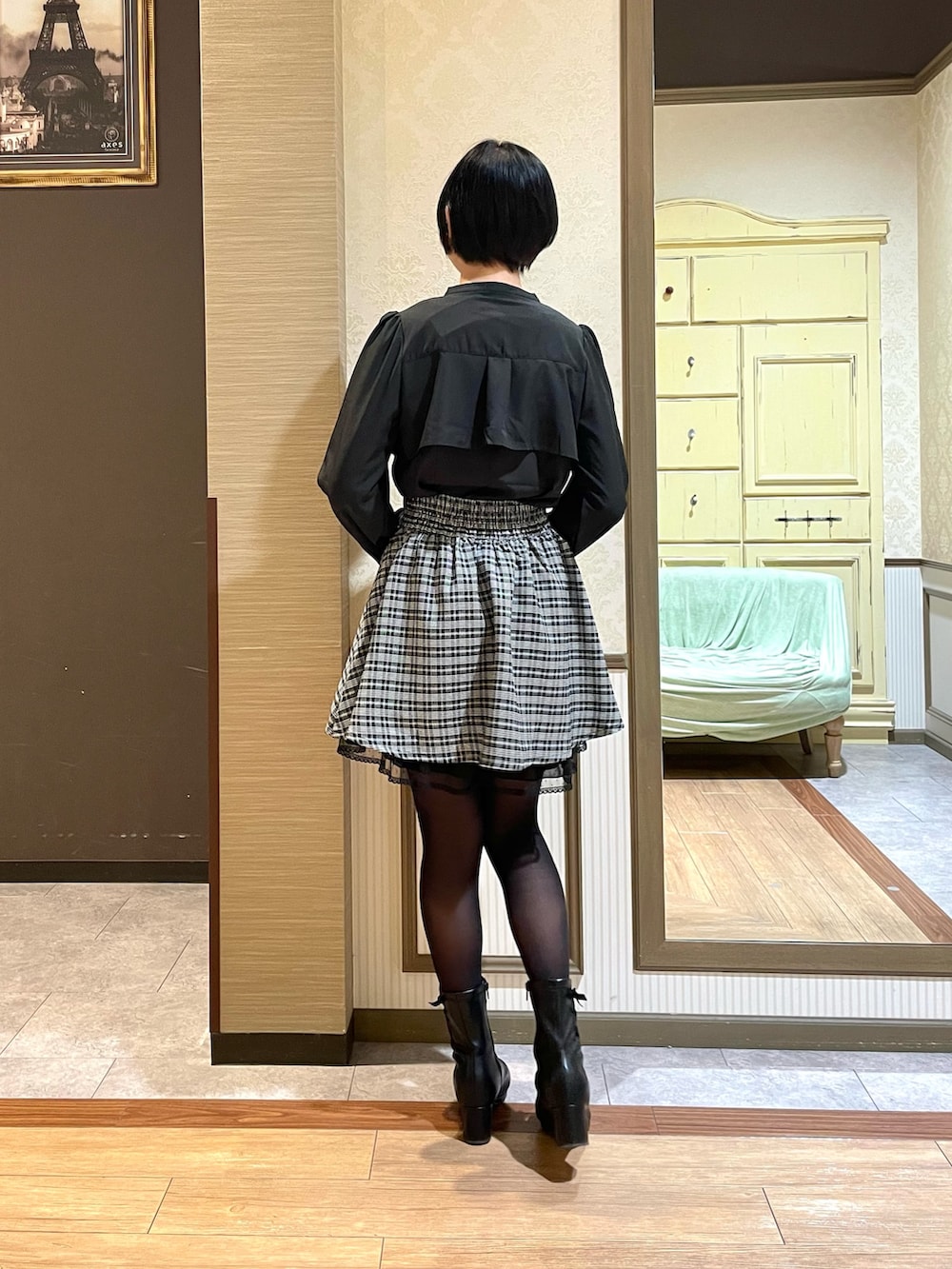 ブラック系のその他パンツ、ブラック系のブーツ、ブラック系のブルゾンを着用したレディースの秋コーディネートの3枚目の写真