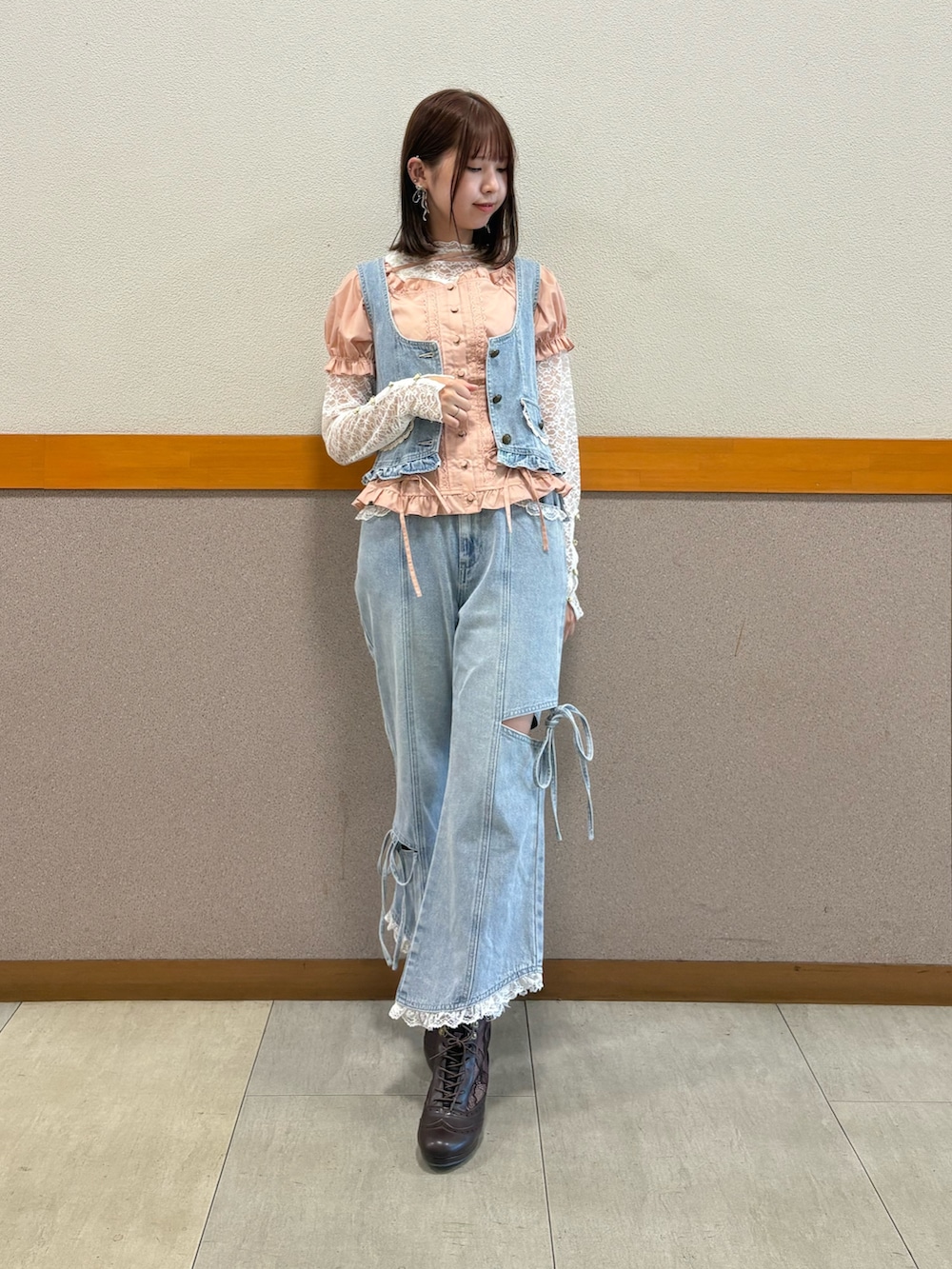 ホワイト系のTシャツ/カットソー、ピンク系のシャツ/ブラウス、ブラウン系のボストンバッグを着用したレディースの秋コーディネートの6枚目の写真