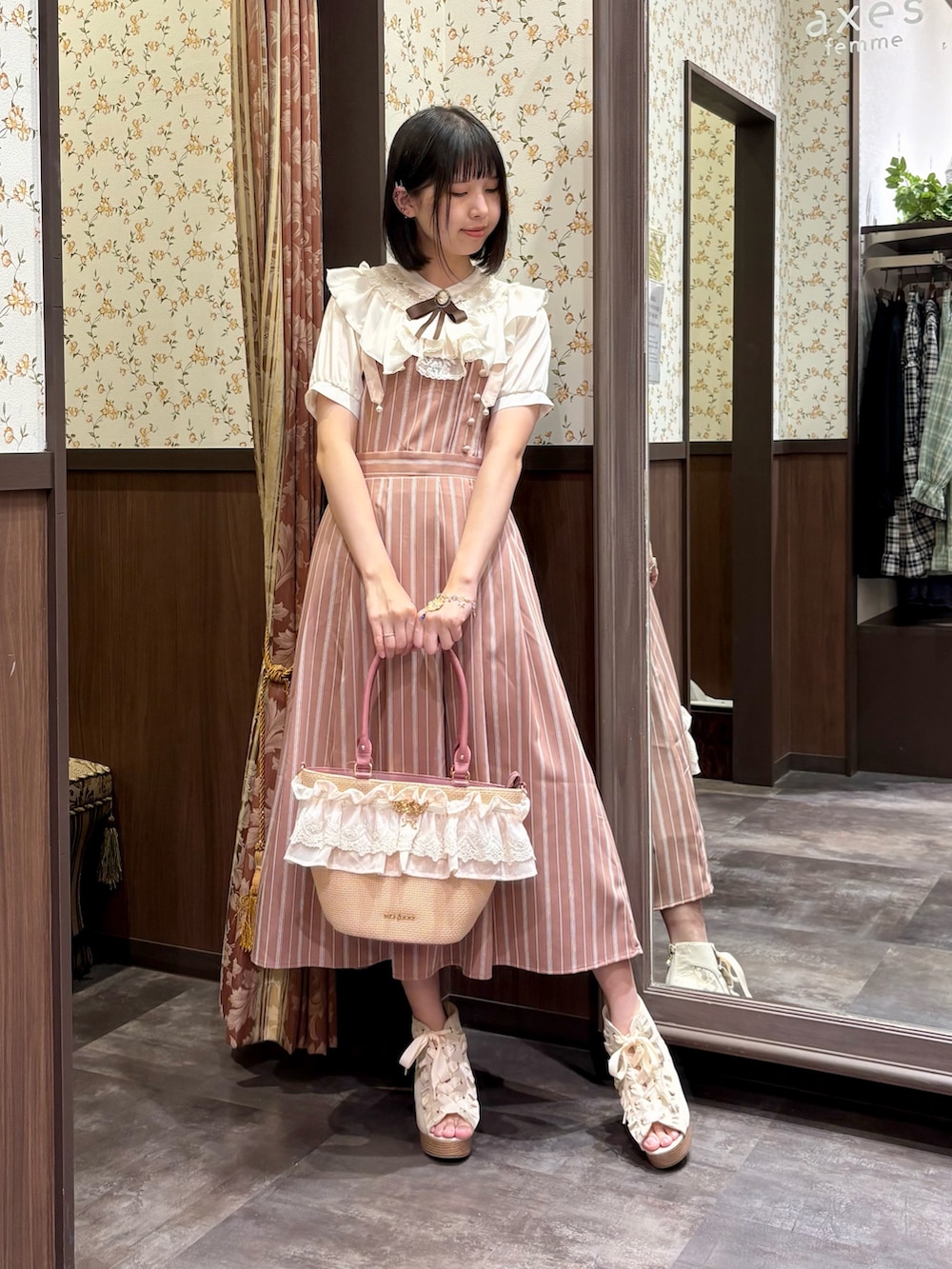 ホワイト系のタンクトップ、ホワイト系のシャツ/ブラウス、ピンク系のトートバッグを着用したレディースの夏コーディネートの2枚目の写真