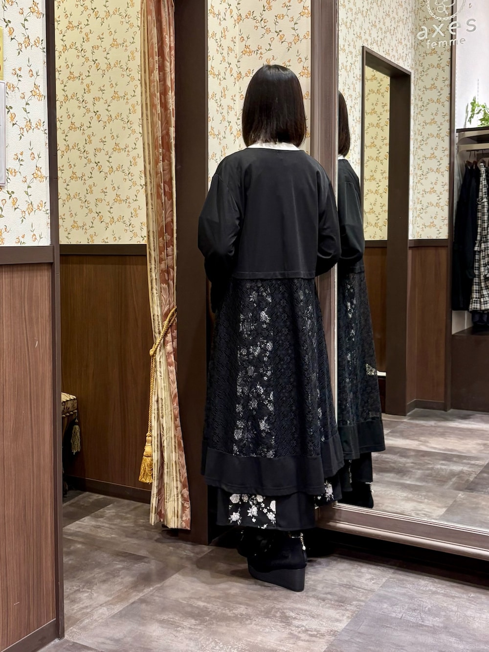 ホワイト系のシャツ/ブラウス、ブラック系のカーディガン/ボレロ、ブラック系のスカートを着用したレディースの夏コーディネートの3枚目の写真