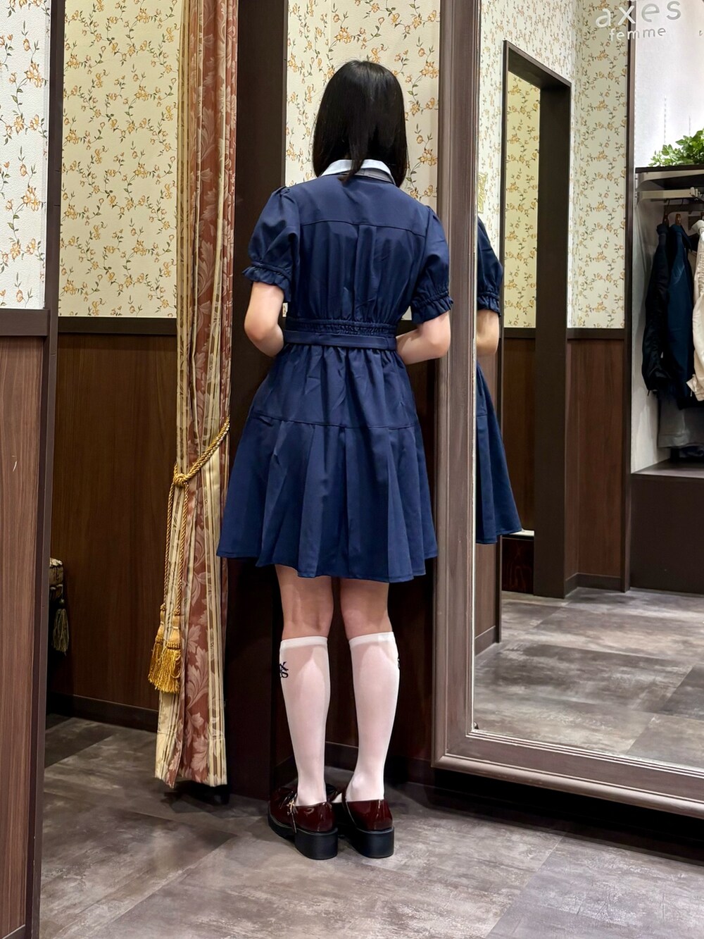 ホワイト系のタンクトップ、ブルー系のワンピース、ブラウン系のローファーを着用したレディースの夏コーディネートの6枚目の写真