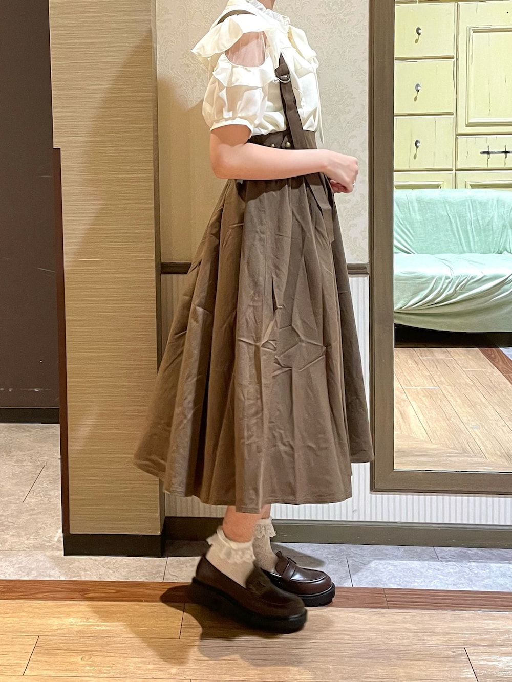 ブラウン系のパンプス、ホワイト系のショルダーバッグ、ブラウン系のスカートを着用したレディースの夏コーディネートの4枚目の写真