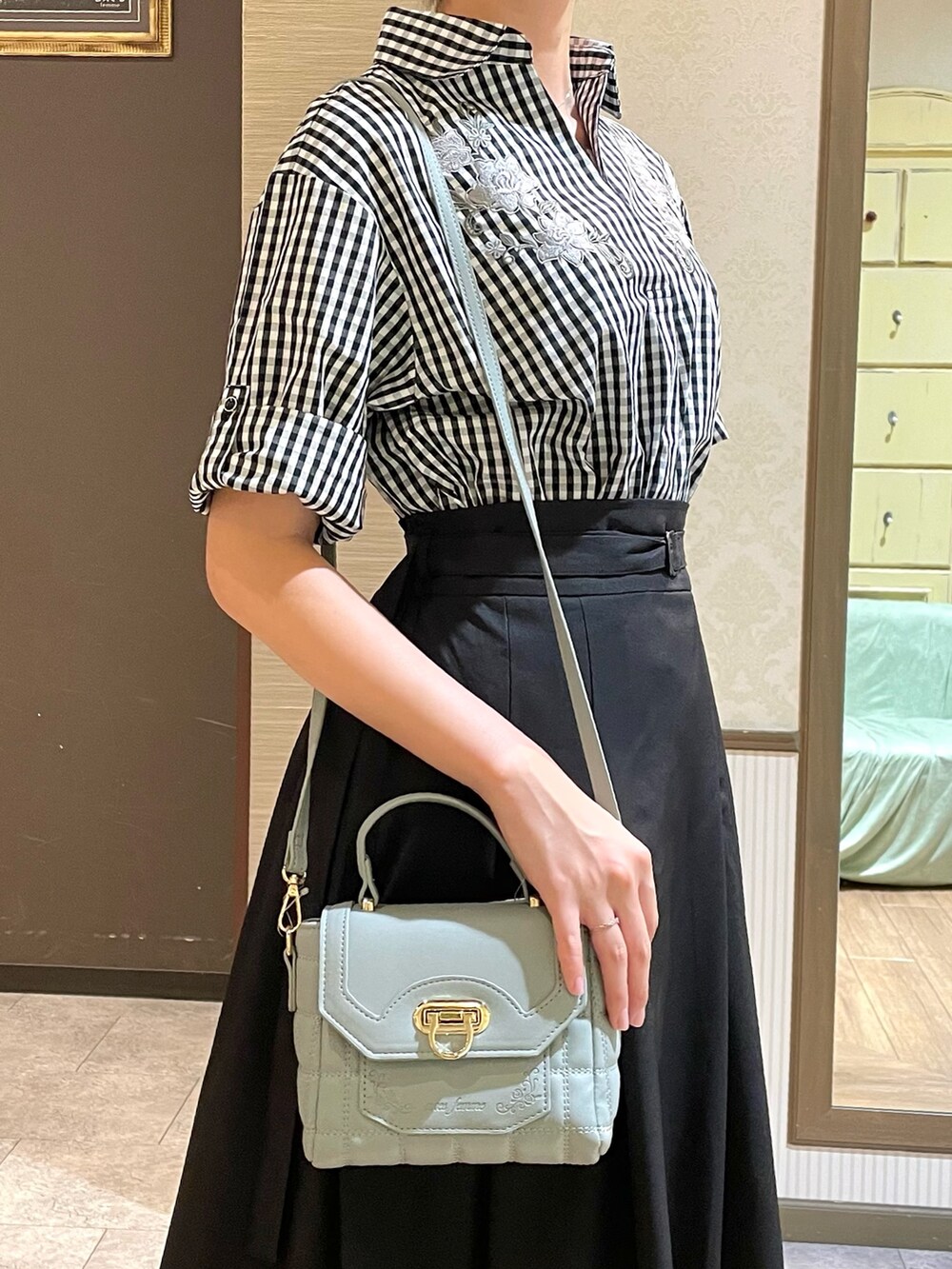 ホワイト系のタンクトップ、ブラック系のシャツ/ブラウス、ブラック系のサンダルを着用したレディースの夏コーディネートの2枚目の写真