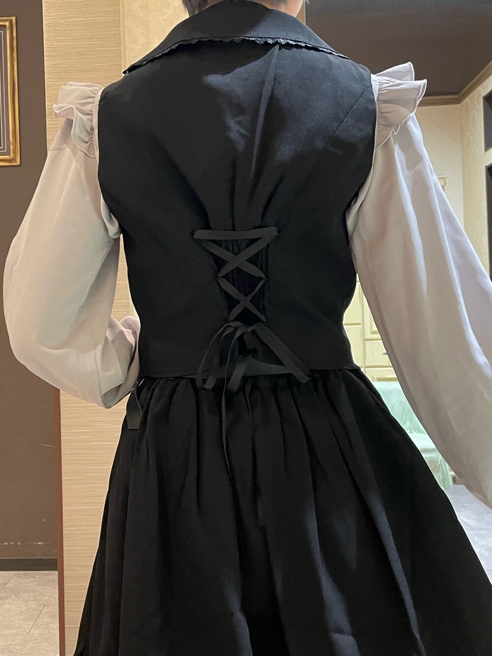 ブラック系のパンプス、ホワイト系のタンクトップ、グレー系のショルダーバッグを着用したレディースの夏コーディネートの9枚目の写真