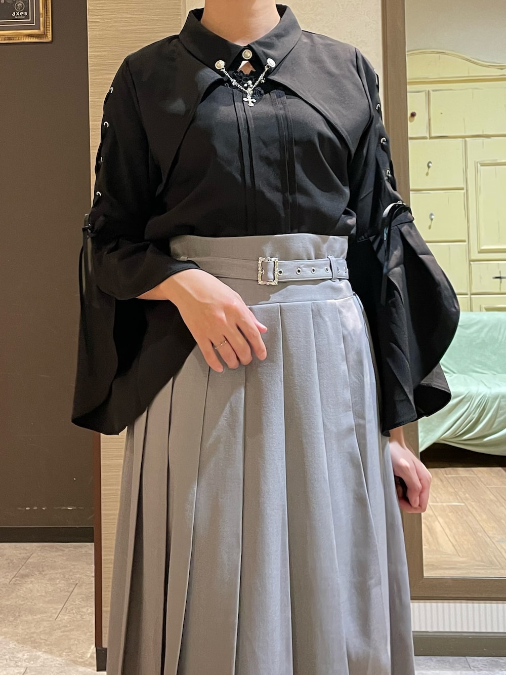 ブラック系のシャツ/ブラウス、ブラック系のタンクトップ、グレー系のスカートを着用したレディースの秋コーディネートの6枚目の写真