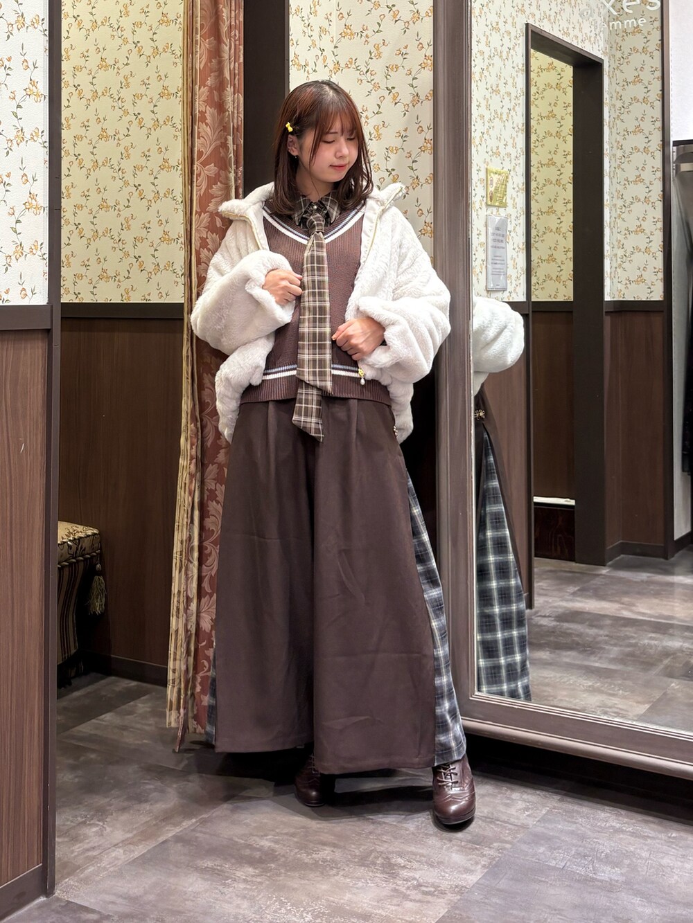ブラウン系のニット/セーター、ブラウン系のシャツ/ブラウス、ブラウン系のその他パンツを着用したレディースの秋コーディネートの7枚目の写真