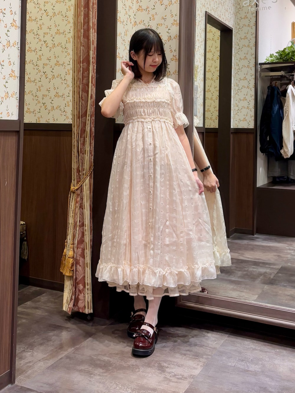 「axes femme、きれいめコーディネート、キレイめカジュアル、ワンピースコーデ、大人フェミニン、大人ガーリー、夏ファッション、ワンピーススタイル、ワンピース、パンプス、大人カジュアル、大人かわいい、大人女子」｜「axes femmeの吸水速乾チュールレースタンク（タンクトップ、ホワイト系）」を使った、白あんさん（骨格ウェーブ・レディース・162cm）の夏コーディネートの3枚目の写真