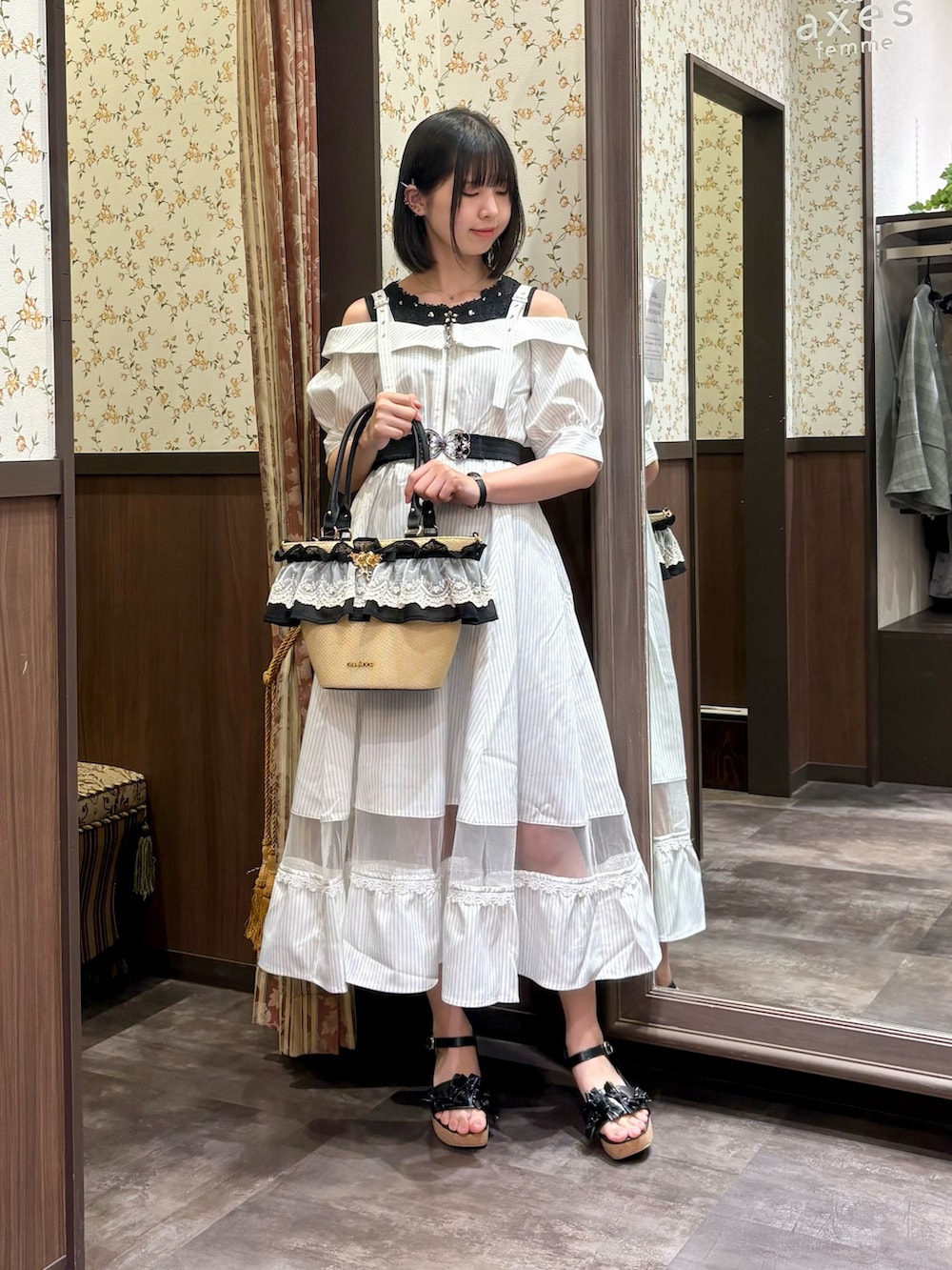 ブラック系のタンクトップ、ホワイト系のワンピース、ブラック系のサンダルを着用したレディースの夏コーディネートの5枚目の写真