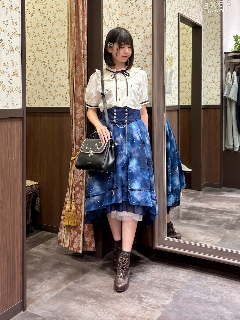 「axes femme、セットアップ、夏コーデ、大人かわいい、シャツ/ブラウス、夏物、フェススタイル、夏、ブルー、クラシカル、星、星柄、ブラウス、ブラウス×スカート、ブラウスコーデ」｜「axes femmeの吸水速乾フラワーレースタンク（タンクトップ、ホワイト系）」を使った、白あんさん（レディース・162cm）の夏コーディネートの2枚目の写真