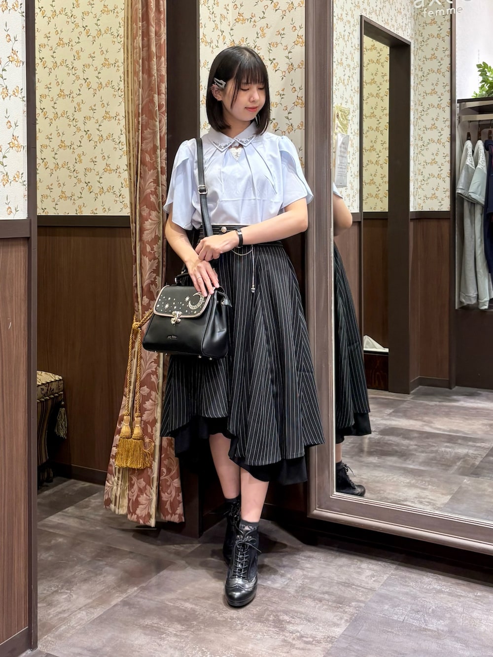 ブルー系のシャツ/ブラウス、ブラック系のスカート、ホワイト系のタンクトップを着用したレディースの夏コーディネートの3枚目の写真