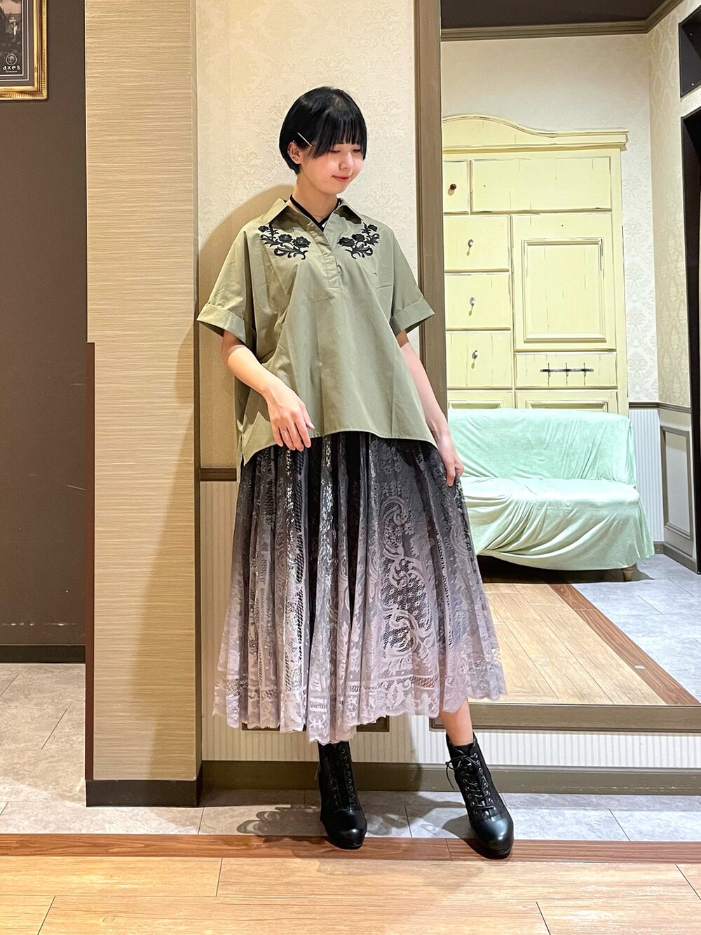 ブラック系のタンクトップ、グリーン系のシャツ/ブラウス、ブラック系のショルダーバッグを着用したレディースの秋コーディネートの6枚目の写真