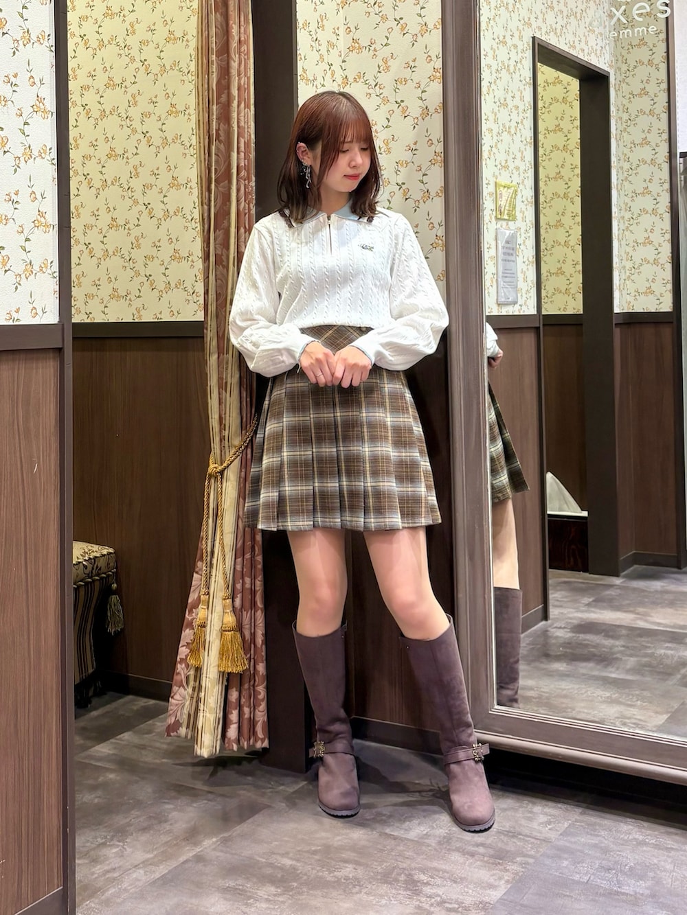 ベージュ系のショルダーバッグ、ブラウン系のブーツ、ブラウン系のその他パンツを着用したレディースの秋コーディネートの2枚目の写真