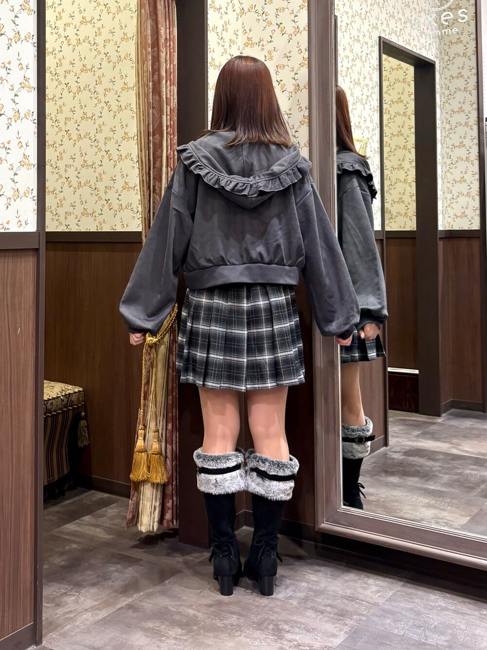 グレー系のパーカー、ホワイト系のニット/セーター、グレー系のニット/セーターを着用したレディースの秋コーディネートの4枚目の写真