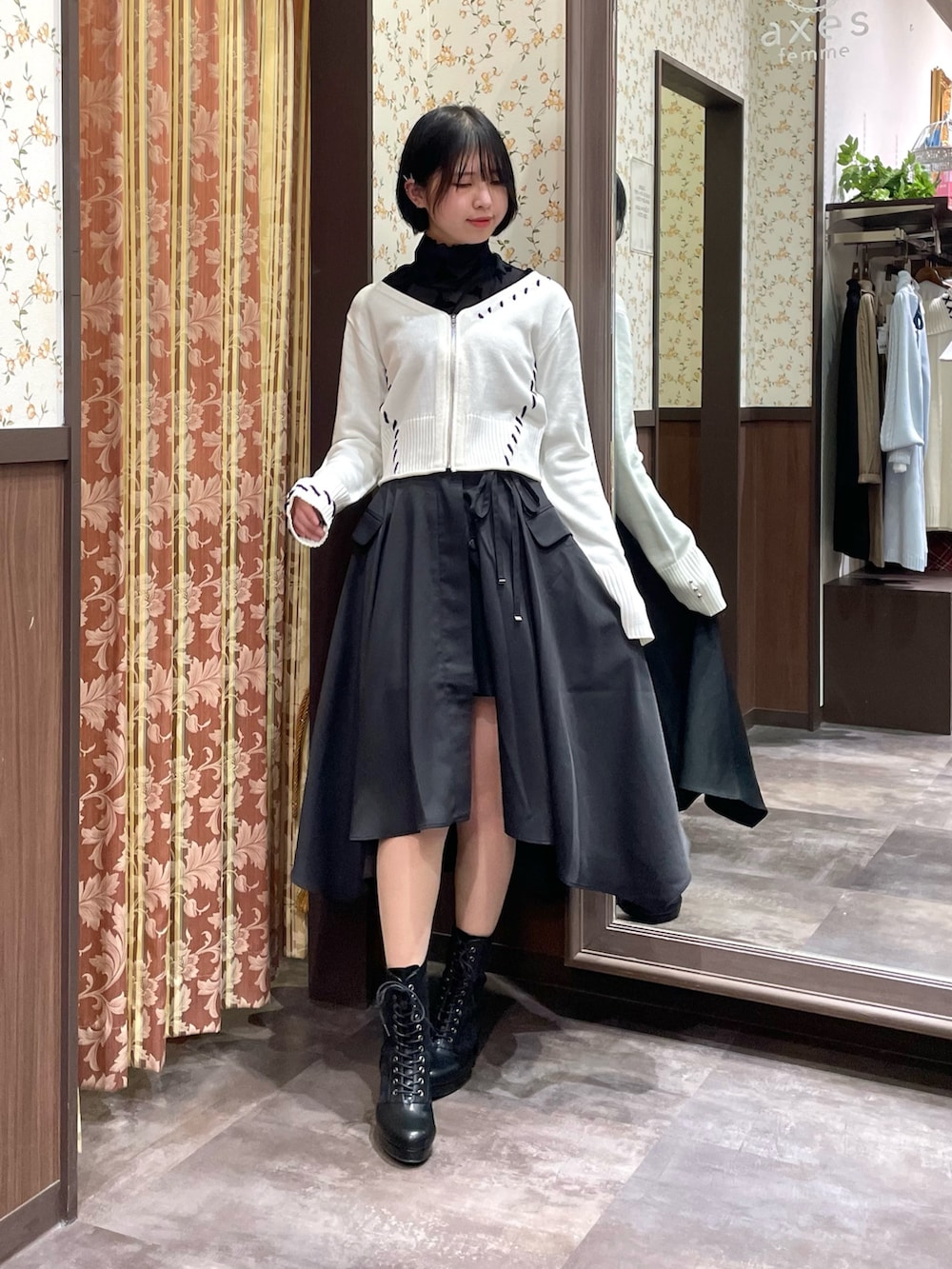 ブラック系のTシャツ/カットソー、ホワイト系のカーディガン/ボレロ、ブラック系のその他パンツを着用したレディースの春コーディネートの2枚目の写真