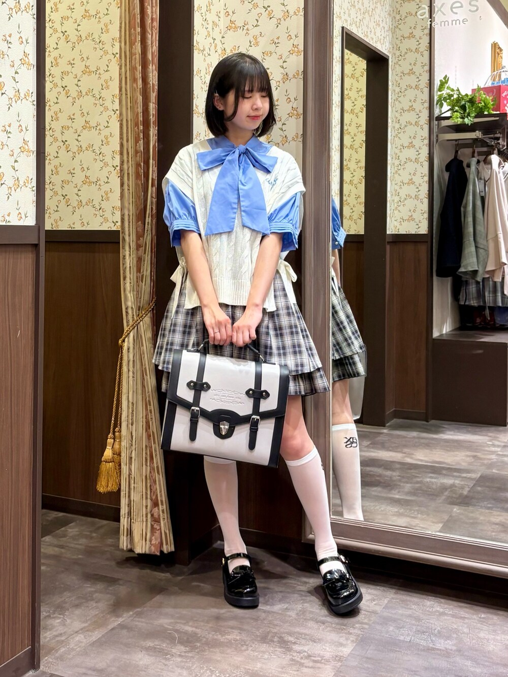 ブルー系のその他パンツ、ブルー系のタンクトップ、ブラック系のローファーを着用したレディースの春コーディネートの5枚目の写真