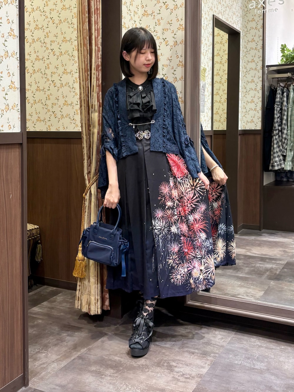 ブラック系のシャツ/ブラウス、ブラック系のタンクトップ、ブラック系のスカートを着用したレディースの夏コーディネートの4枚目の写真