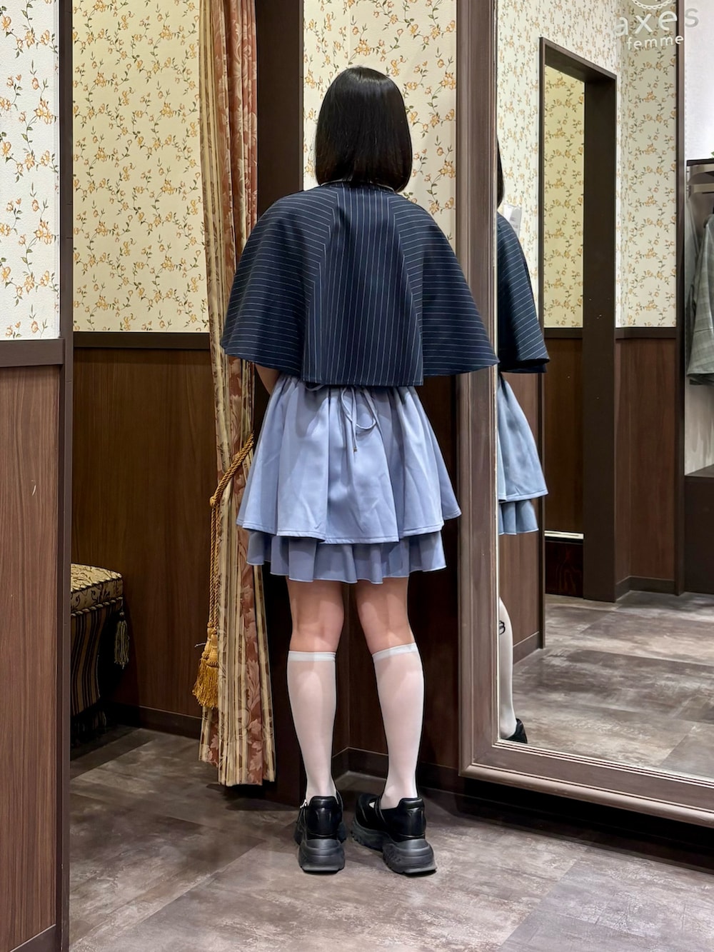 ブルー系のその他パンツ、ブルー系のタンクトップ、ブルー系のベストを着用したレディースの夏コーディネートの3枚目の写真